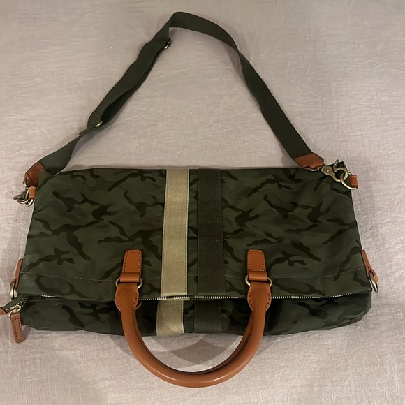 Mark & graham large cross body on camouflage - Picture 5 of 5